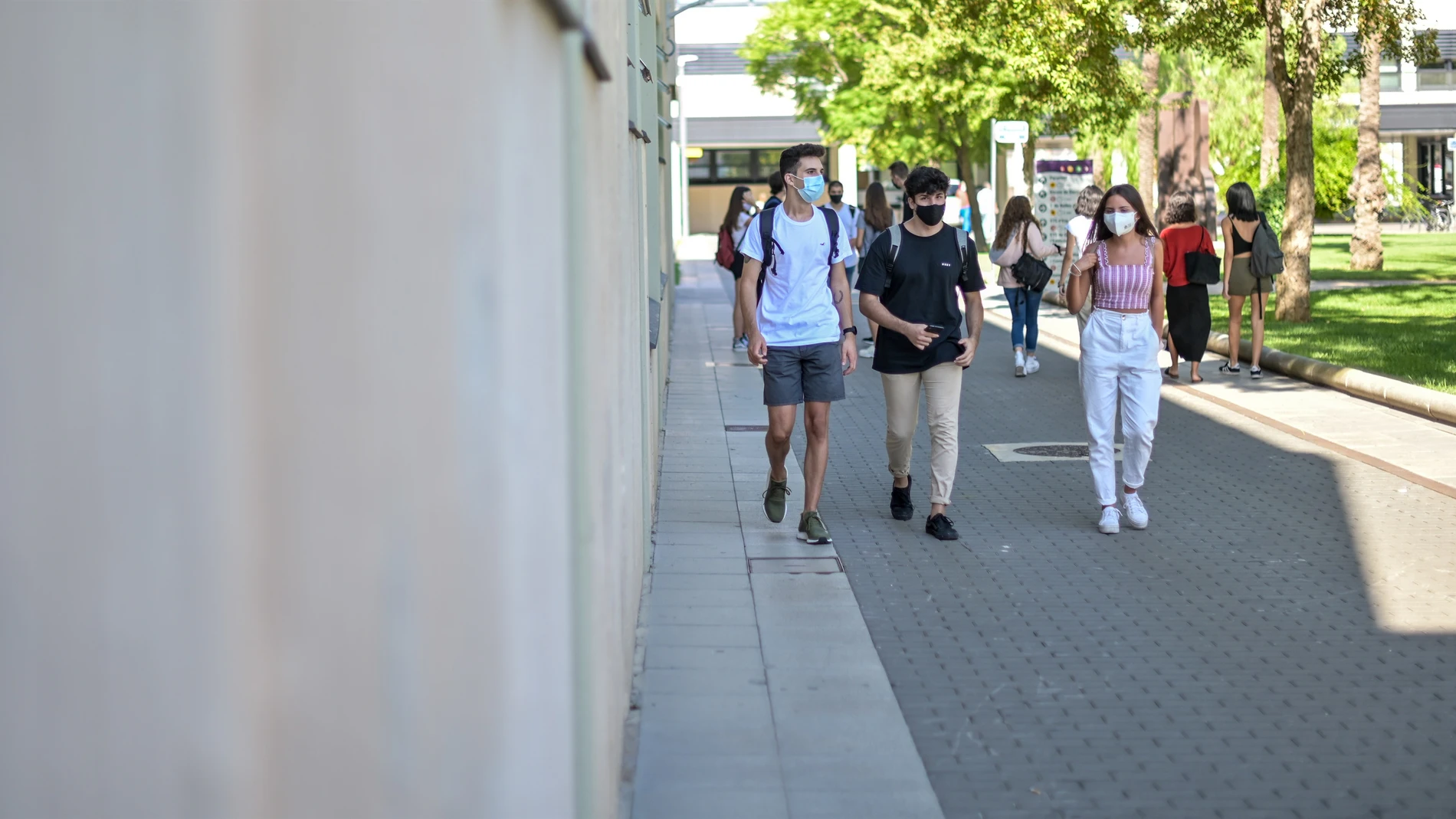 Alumnos en el campus de la Universitat Politècnica de València