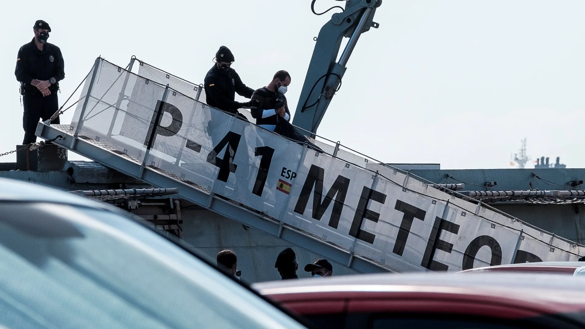 La Policía Nacional y la Agencia Tributaria, en el marco de la operación "Goleta-Gratil", se han incautado de 35 toneladas de hachís tras abordar en aguas de Baleares, el Estrecho de Gibraltar, Canarias y Mauritania seis narcoveleros fletados por una banda del Este de Europa en "la mayor operación de la historia" contra el tráfico de este tipo de drogas por vía marítima. Uno de los detenidos desciende del buque de la Armada Meteoro en la Base Naval de Las Palmas de Gran Canaria. EFE/Ángel Medina G.