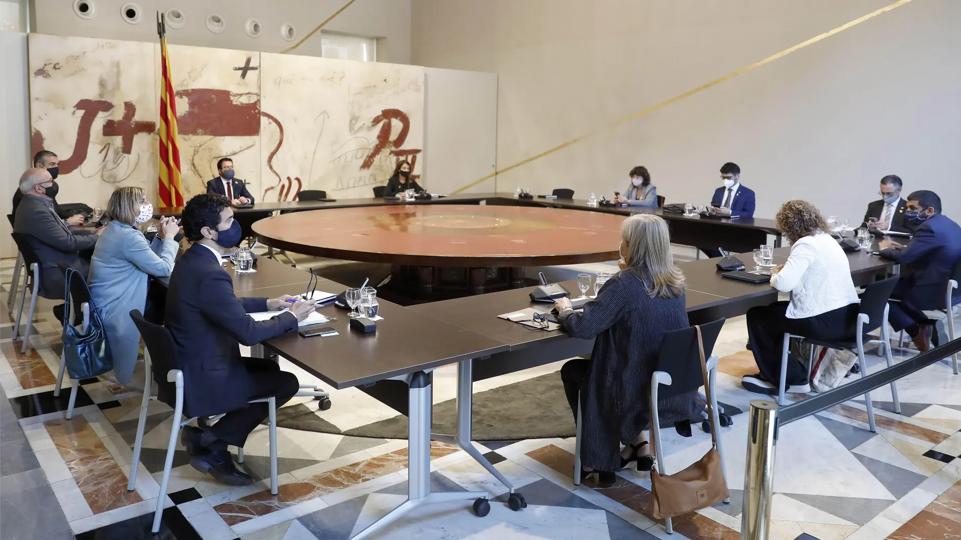 Vista general de la reunión semanal del gobierno catalán que ha presidido el conseller de Economía y presidente sustituto interino, Pere Aragonés