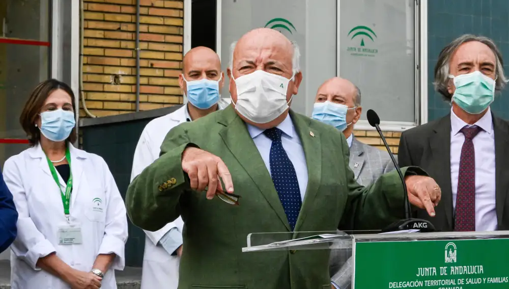 El consejero de Salud de la Junta de Andalucía, Jesús Aguirre (c), durante su visita al centro de salud del Zaidín en Granada