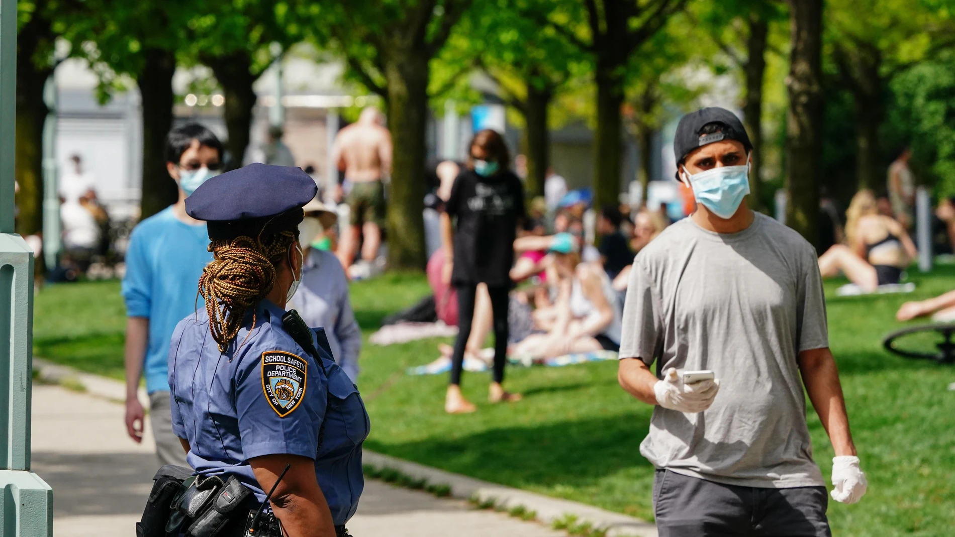 La ciudad de Nueva York comenzará a multar nuevamente a aquellas personas que se nieguen a usar mascarilla en las zonas con más incidencia de la pandemia.30/09/2020