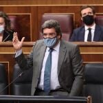 El ministro de Seguridad Social y Migraciones, José Luis Escrivá, interviene en una nueva sesión de control al Gobierno