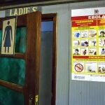 Información acerca del ébola a la entrada de un lavabo de mujeres en Aeropuerto Internacional de Goma, en República Democrática del Congo.30/09/2020