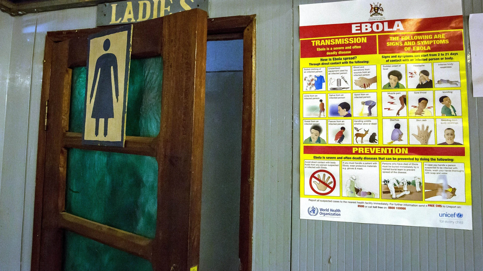 Información acerca del ébola a la entrada de un lavabo de mujeres en Aeropuerto Internacional de Goma, en República Democrática del Congo.30/09/2020