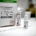Caja de un test de antígeno para Covid-19 colocada en una farmacia, en Madrid (España)