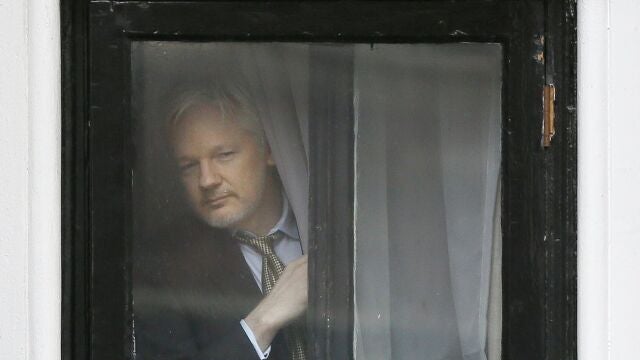 El fundador de WikiLeaks, Julian Assange, desde una ventana mientras se escondía en la Embajada de Ecuador en Londres