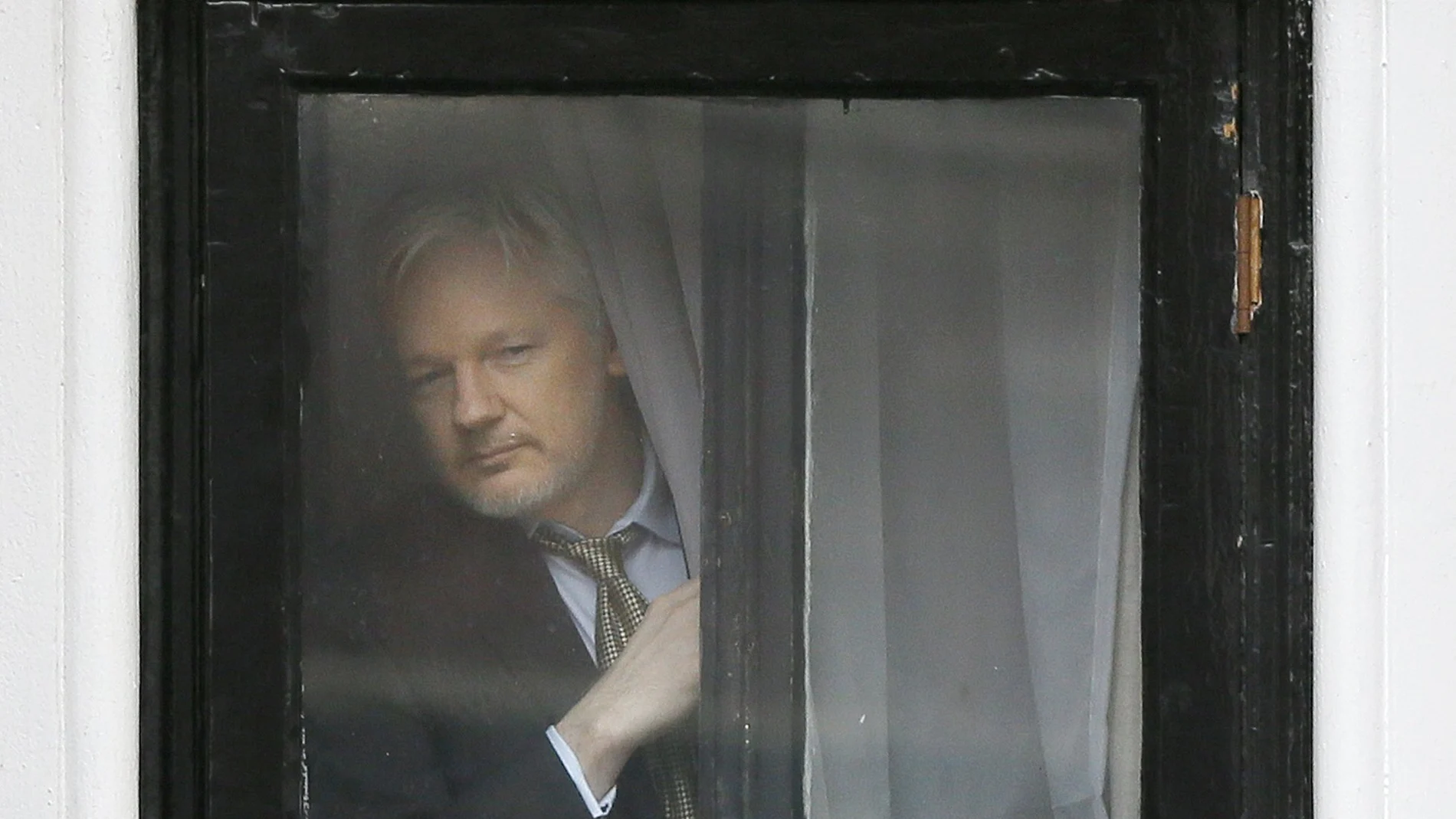 El fundador de WikiLeaks, Julian Assange, desde una ventana mientras se escondía en la Embajada de Ecuador en Londres