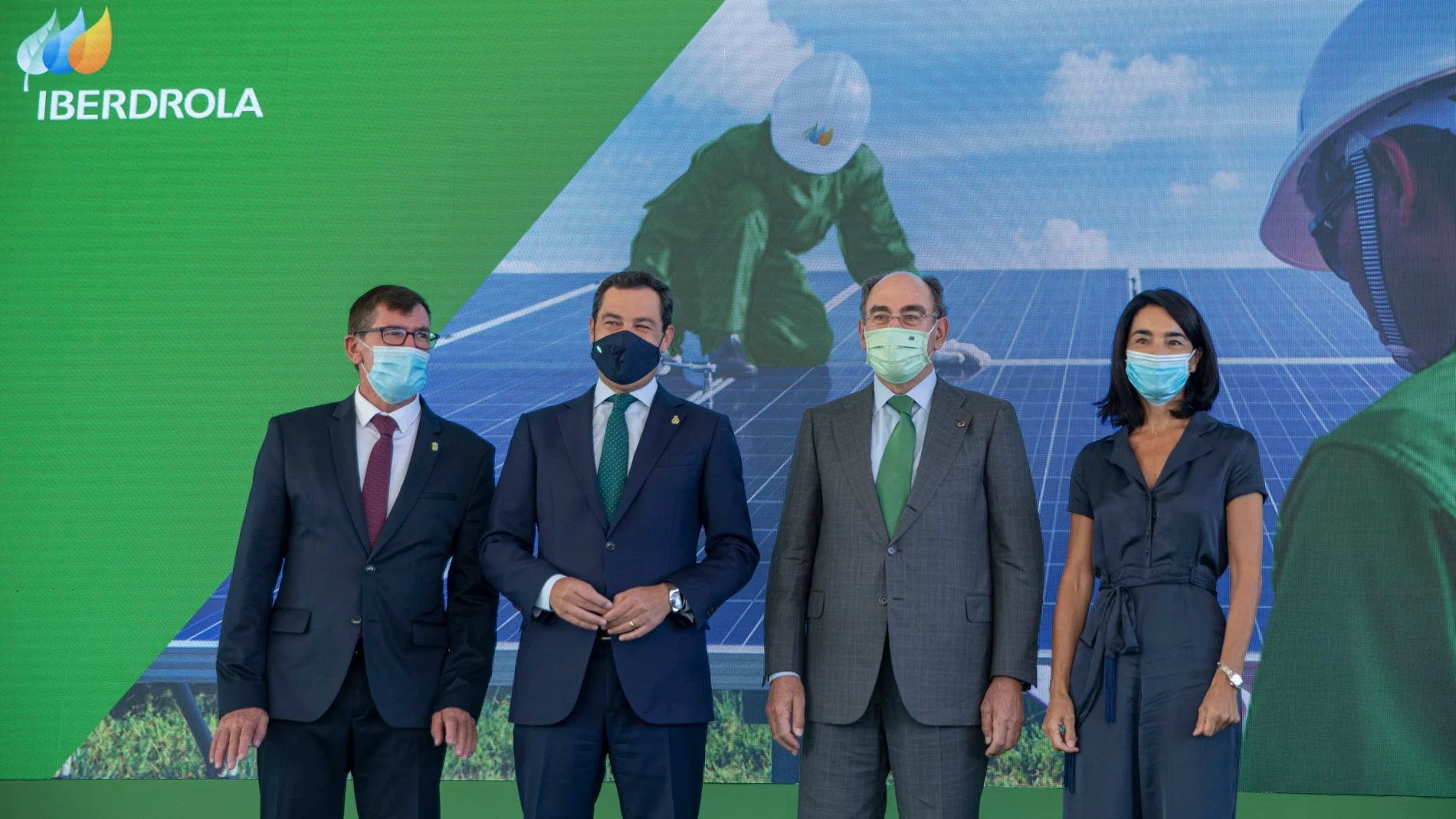 El alcalde de la Puebla de Guzmán, Antonio Beltrán; el presidente de la Junta de Andalucía, Juanma Moreno; el presidente de Iberdrola, Ignacio Sánchez Galán: y la directora de relaciones institucionales de Heineken, Carmen Ponce; en la inauguración de la planta Andévalo de Iberdrola