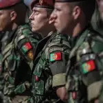  Portugal prohíbe a sus militares usar expresiones como “portarse como un hombre” o “pareces una niña”