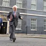 El &quot;premier&quot; británico, Boris Johnson, abandona su residencia oficial del número 10 de Dowining Street
