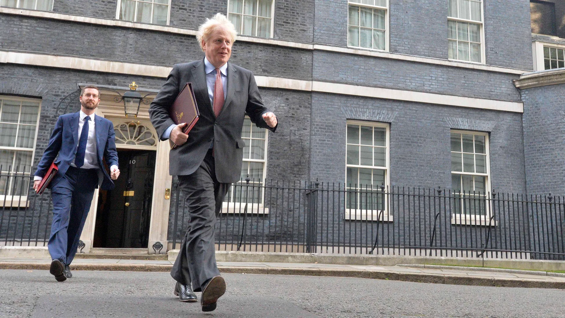 El "premier" británico, Boris Johnson, abandona su residencia oficial del número 10 de Dowining Street