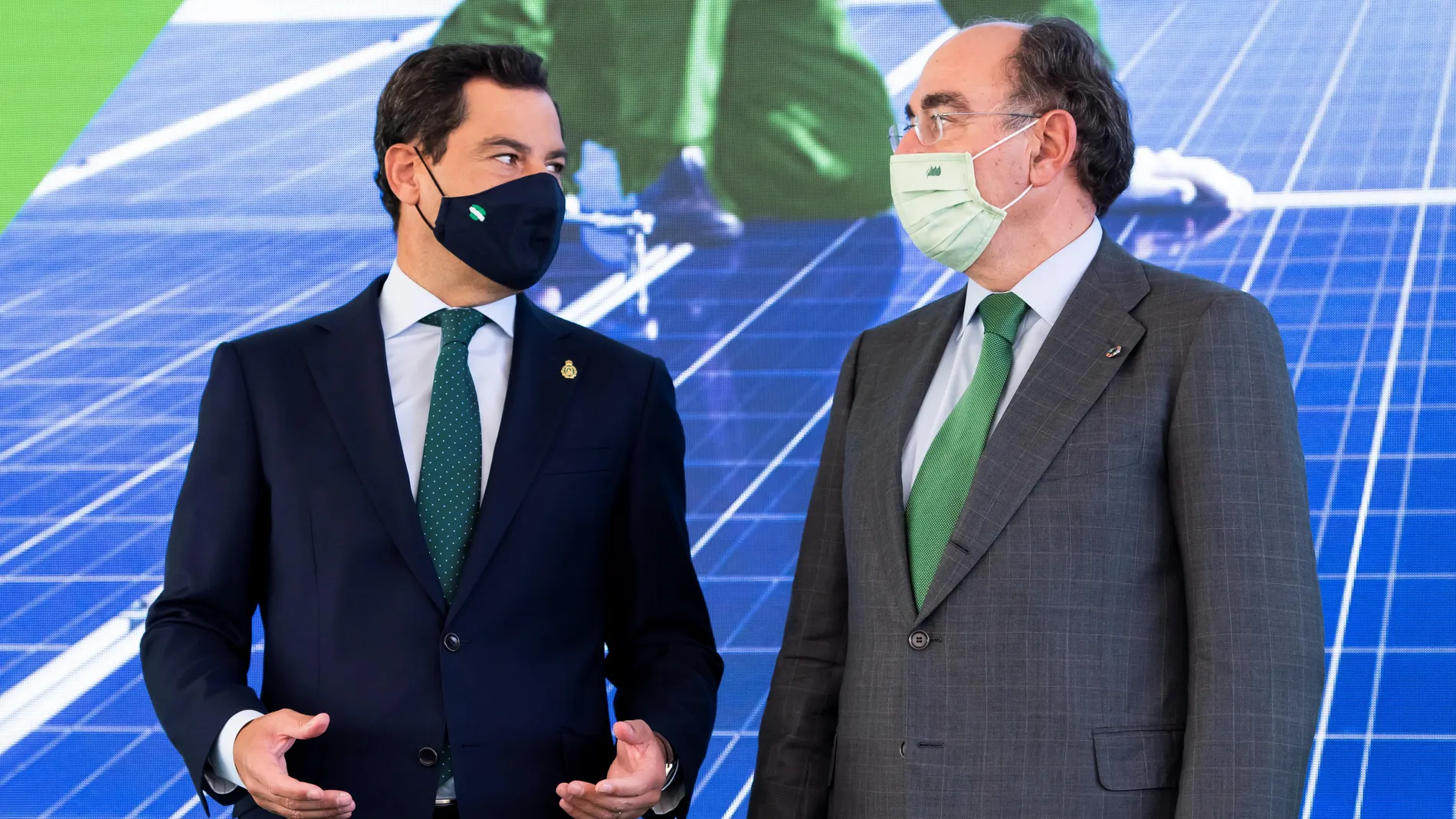 El presidente de la Junta de Andalucía, Juanma Moreno (i), junto al presidente de Iberdrola, José Ignacio Sánchez, durante el acto de inauguración de la planta Andévalo, en Huelva