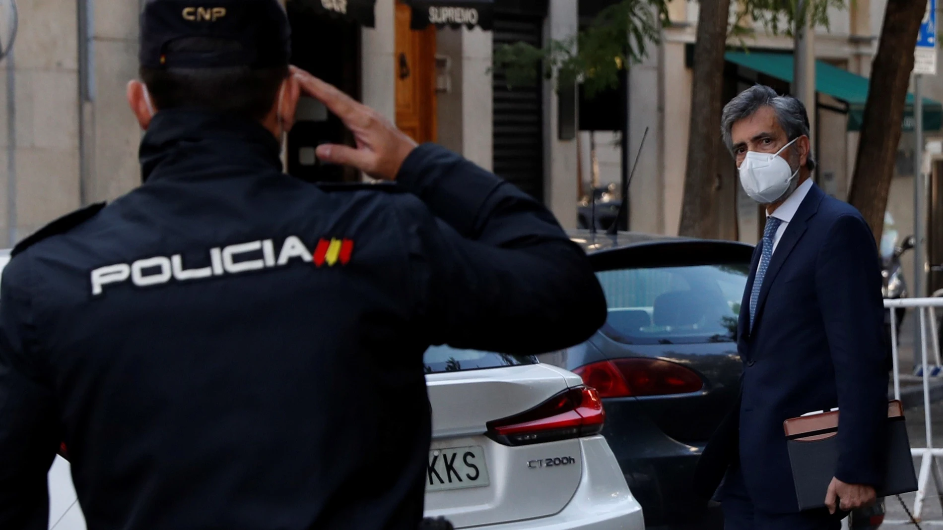 El presidente del Consejo General del Poder Judicial (CGPJ), Carlos Lesmes, a su llegada este miércoles a la sede del CGPJ, institución que afronta una decena de nombramientos, seis de ellos del Tribunal Supremo, en medio de la polémica sobre la ausencia del rey en Barcelona la semana pasada.