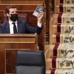 Pablo Casado, con la Constitución en la mano