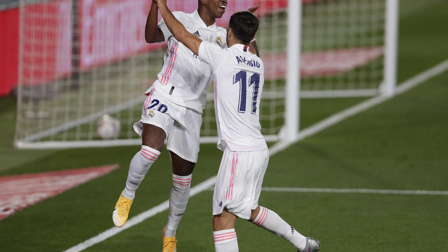 Vinicius y Asensio celebran el gol del Real Madrid