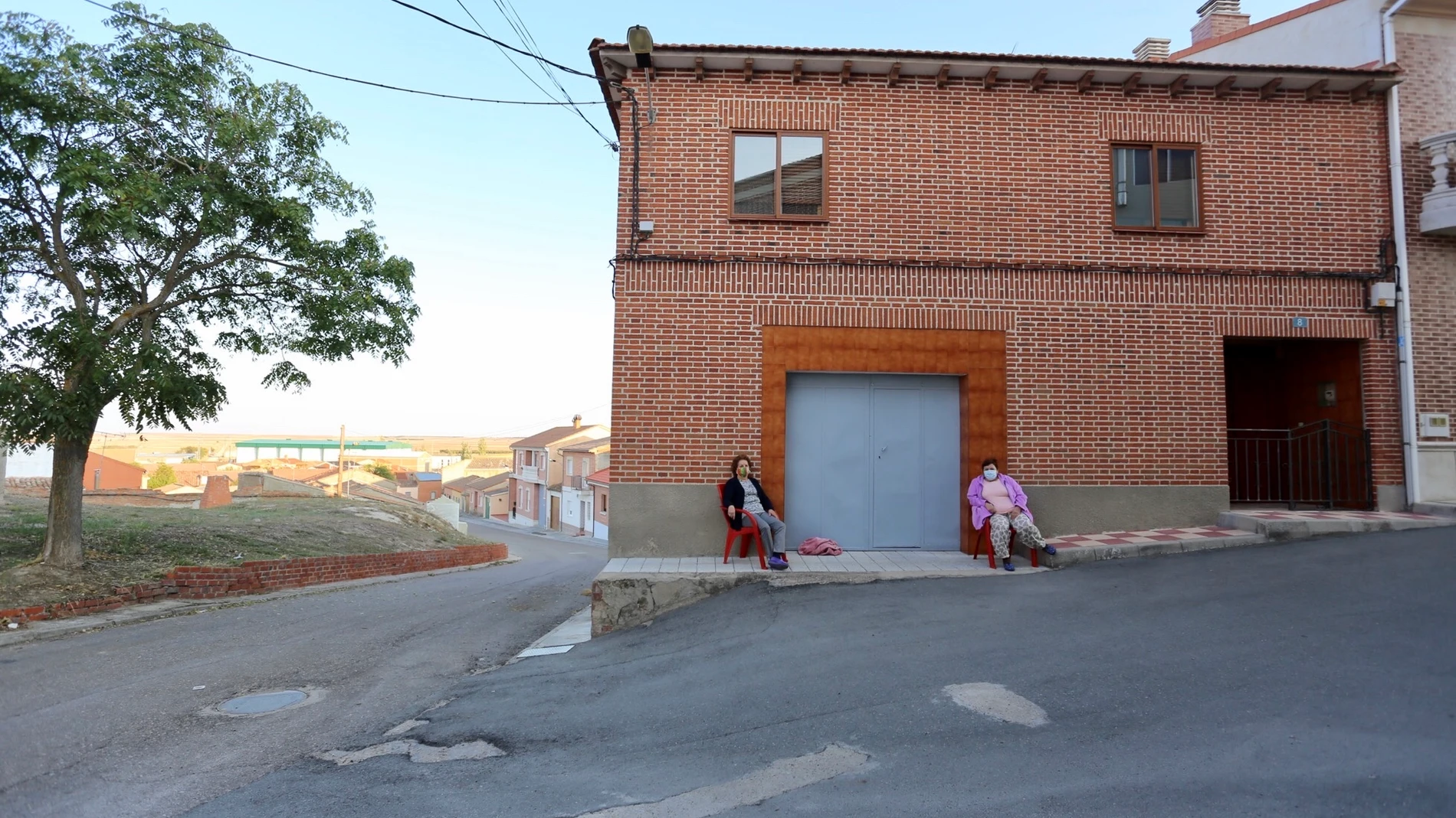 Dos vecinas de El Carpio, localidad vallisoletana confinada