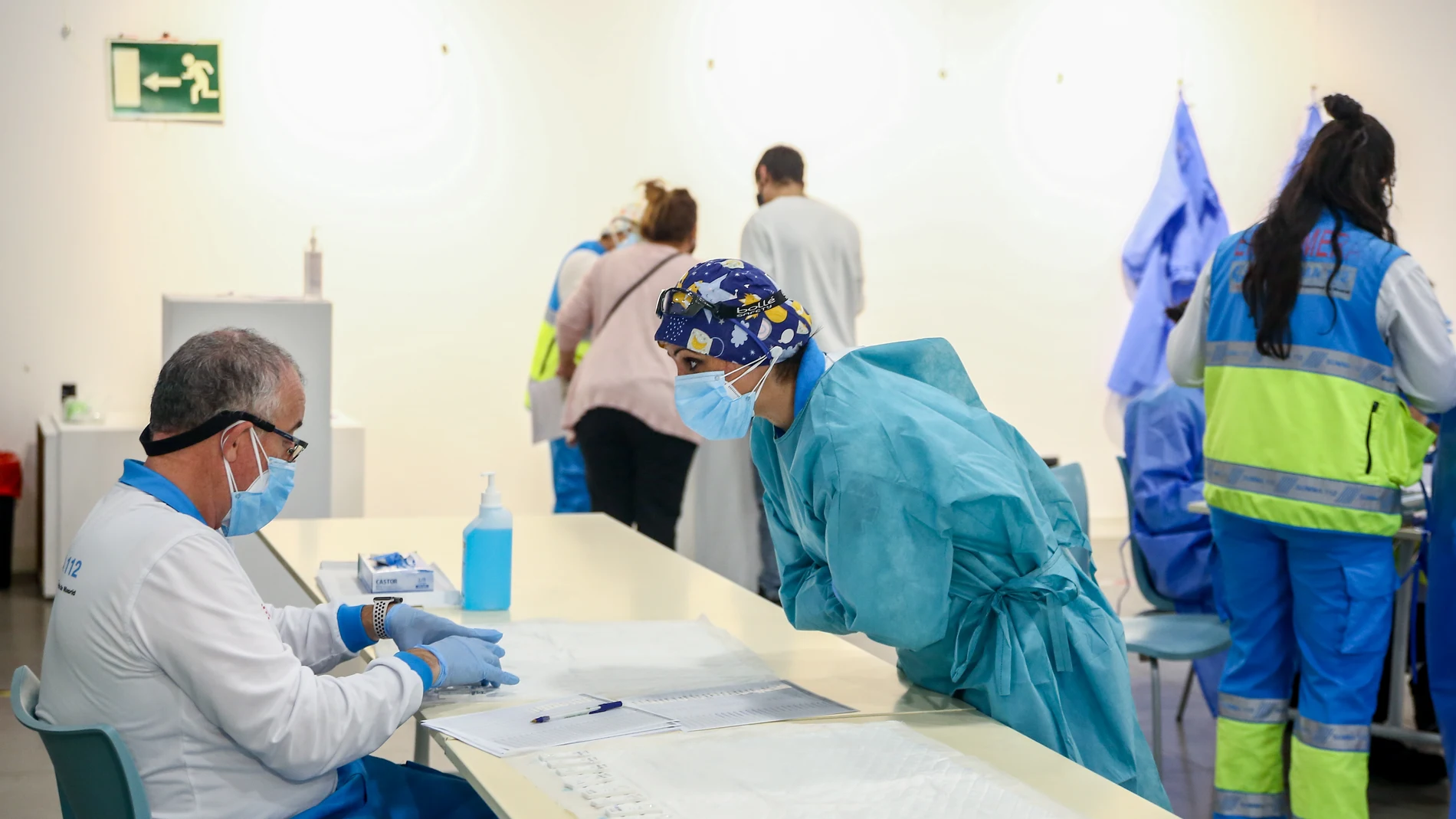 Dos sanitarios trabajan en la realización de test de antígenos en el Centro Cultural Lope de Vega, en la Zona Básica de Salud (ZBS) de Puente de Vallecas, en Madrid (España)