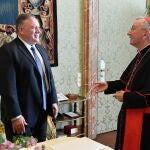 Mike Pompeo conversa con el cardenal Pietro Parolin