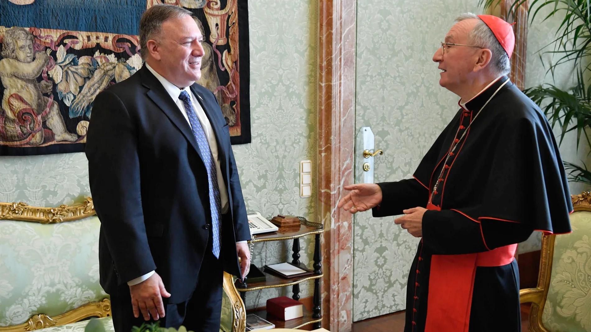 Mike Pompeo conversa con el cardenal Pietro Parolin