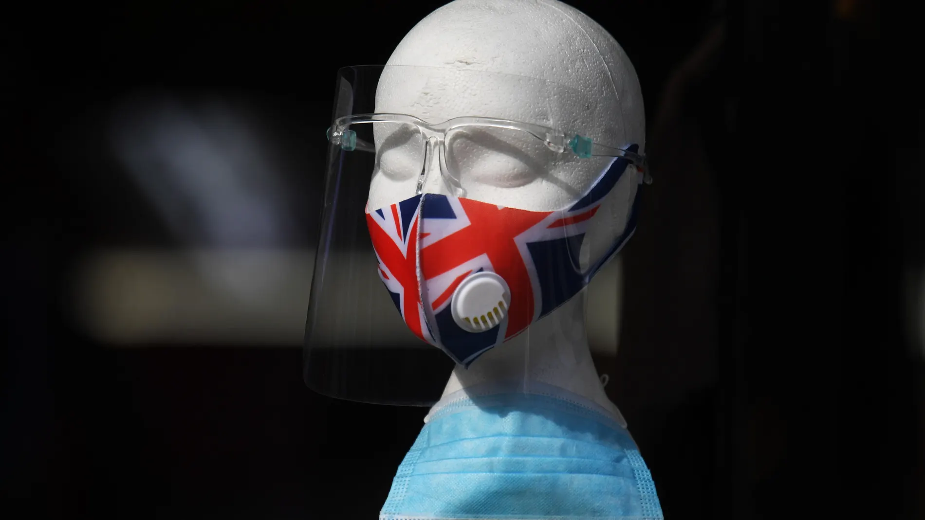 Un maniquí con una mascarilla de la bandera británica y una pantalla protectora contra covid-19