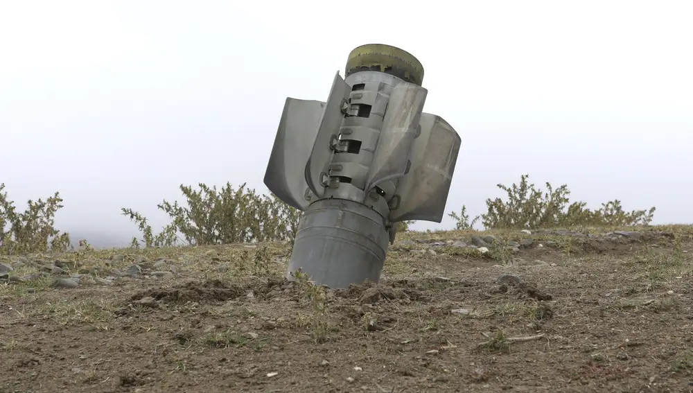 Un proyectil sin explotar atascado en tierra, cerca de Nagorno-Karabakh, el 1 de octubre del 2020.