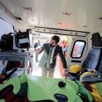 l presidente de la Junta de Andalucía, Juanma Moreno, observa el interior de un helicóptero medicalizado que prestará servicio en el hospital de Jerez de la Frontera (Cádiz), durante el acto de presentación hoy en el helipuerto del centro hospitalario. EFE/Román Ríos.