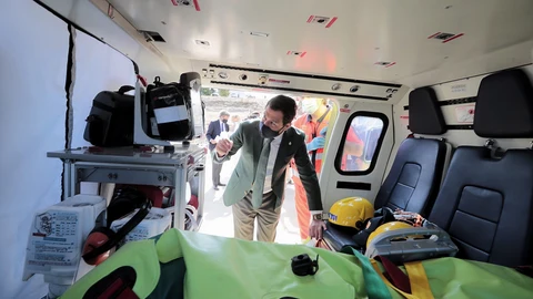l presidente de la Junta de Andalucía, Juanma Moreno, observa el interior de un helicóptero medicalizado que prestará servicio en el hospital de Jerez de la Frontera (Cádiz), durante el acto de presentación hoy en el helipuerto del centro hospitalario. EFE/Román Ríos.
