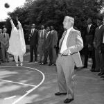 Craig Hodges lanza a canasta en la Casa Blanca, vestido con su "dashiki"