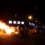  El independentismo radical sale a la calle y quema contenedores en el centro de Barcelona
