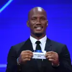 Didier Drogba muestra la tarjeta con el nombre del Real Madrid durante el sorteo de la Champions League