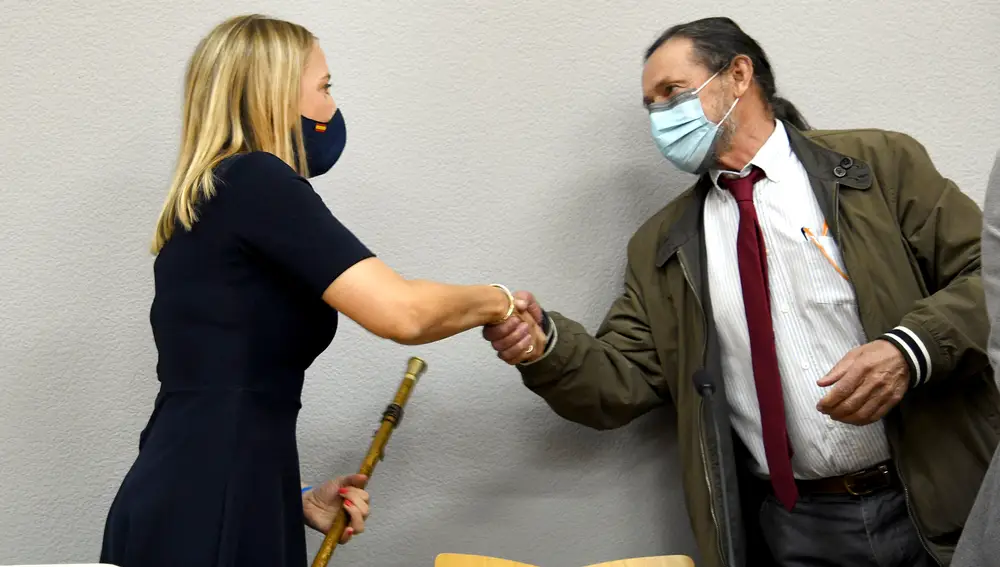 Miguel Ángel Rojo entrega el bastón de mando a María Isabel Sancho