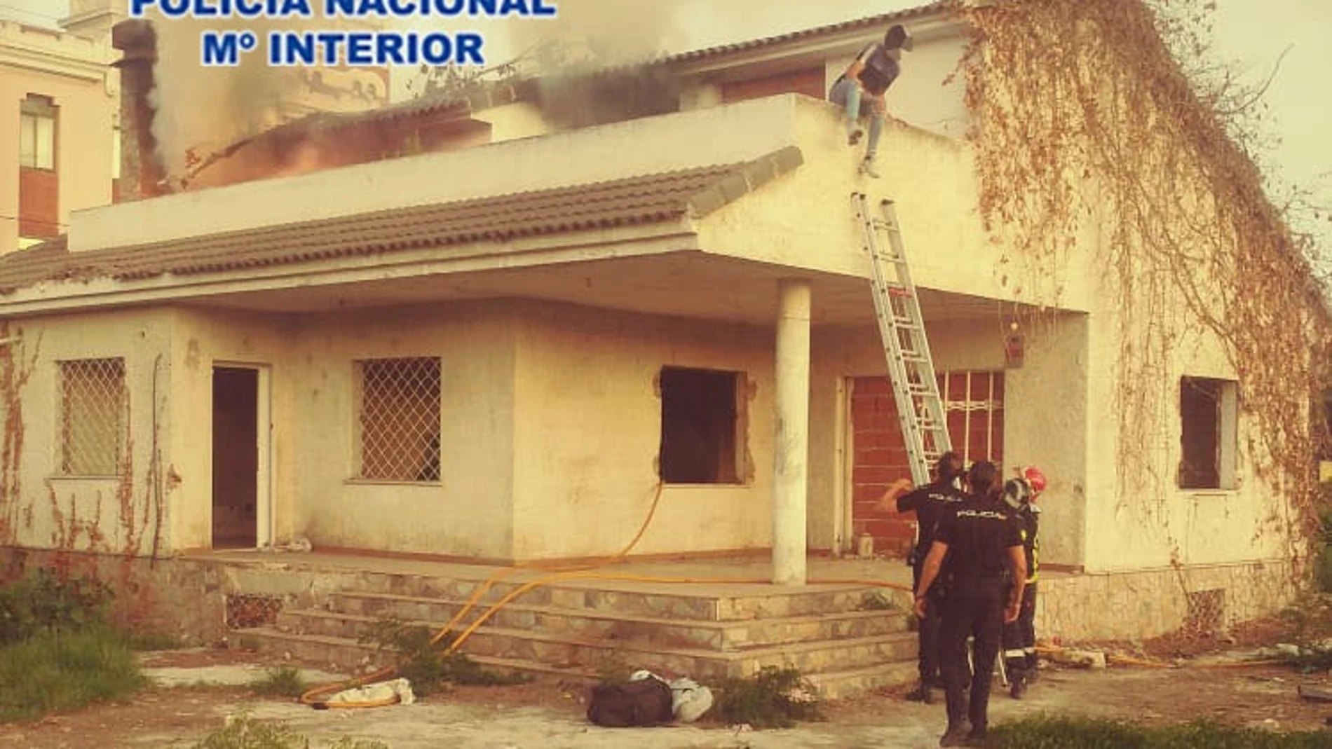 Imagen del rescate del lugar presuntamente incendiado por el ahora detenidoPOLICÍA NACIONAL01/10/2020