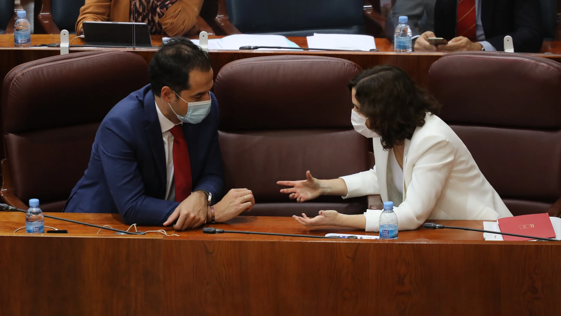 La presidenta Isabel Díaz Ayuso y el vicepresidente de la Comunidad de Madrid, Ignacio Aguado, ayer en la Asamblea de la capital