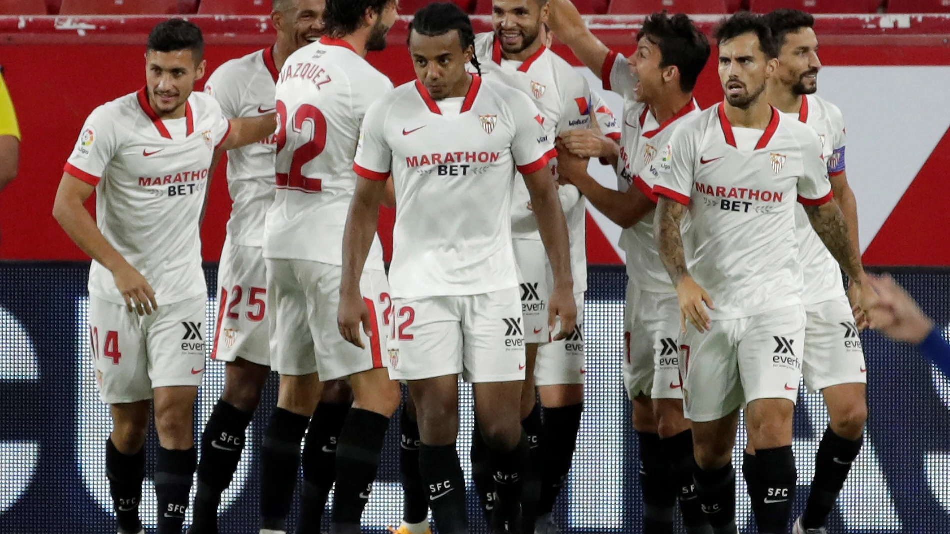 Los jugadores del Sevilla celebran un gol.