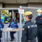 Militares de la UME llegan para desinfectar el Centro Cultural Lope de Vega, en la Zona Básica de Salud (ZBS) de Puente de Vallecas, en Madrid (España)