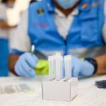 Los futuros programas de pruebas deberían incluir la realización de test frecuentes a un grupo más amplio de personas, recomiendan los expertos.