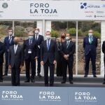 El rey Felipe VI junto al presidente de Portugal, Marcelo Rebelo de Sousa (3i), posaron con otros asistentes ayer en la inauguración del II Foro La Toja-Vínculo Atlántico