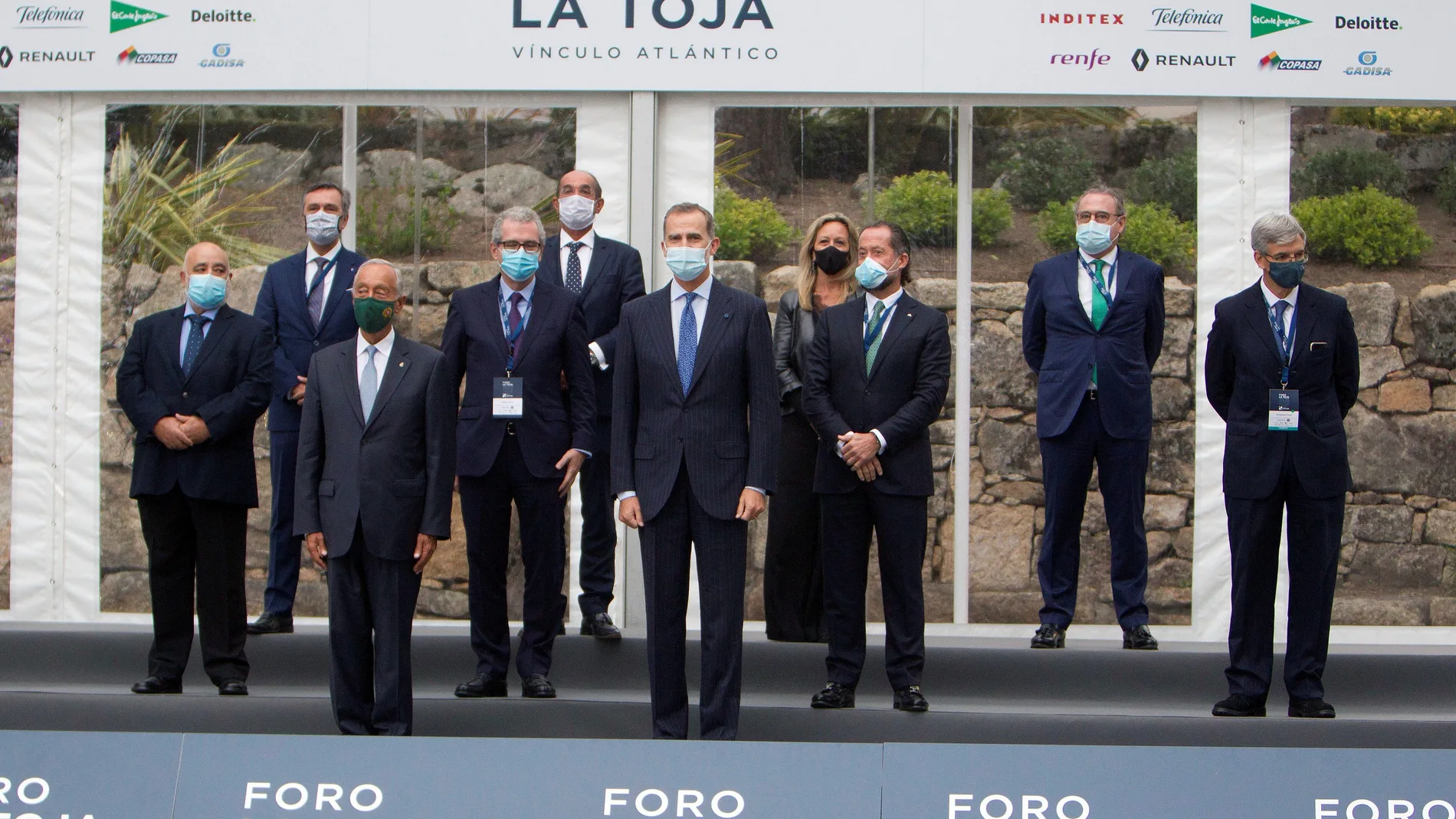El rey Felipe VI junto al presidente de Portugal, Marcelo Rebelo de Sousa (3i), posaron con otros asistentes ayer en la inauguración del II Foro La Toja-Vínculo Atlántico