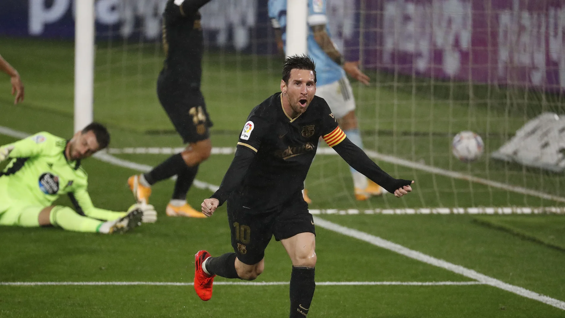 Messi celebra el gol, aunque no se lo darán a él