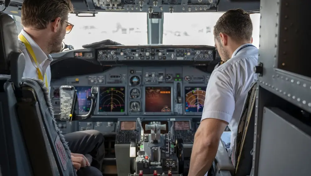 Imagen de dos pilotos en la cabina de un avión