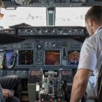 Imagen de dos pilotos en la cabina de un avión