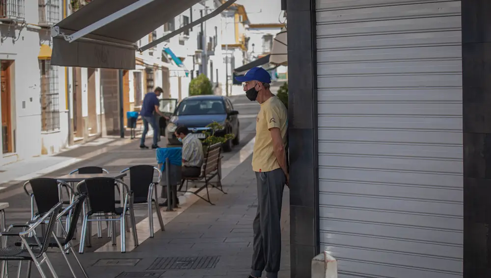 Un vecino de Casariche en la puerta de un bar cerrado en la segunda jornada de confinamiento por la alta incidencia del coronavirus en el muncipio