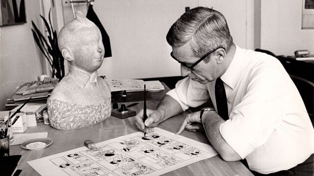 Una imagen de Hergé trabajando en su estudio en una página de Tintín