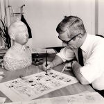 Una imagen de Hergé trabajando en su estudio en una página de Tintín