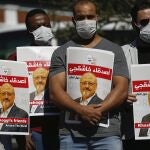 Manefestantes con imágenes del periodista asesinado Jamal Khashoggi frente al consulado saudí en Estambul