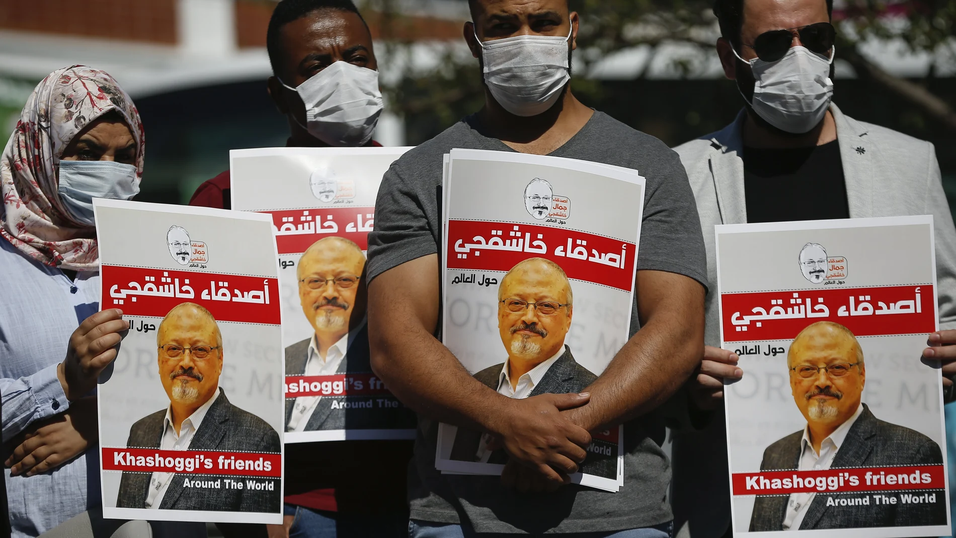 Manefestantes con imágenes del periodista asesinado Jamal Khashoggi frente al consulado saudí en Estambul