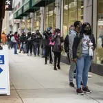 Cientos de personas hacen cola para votar anticipadamente en Chicago.