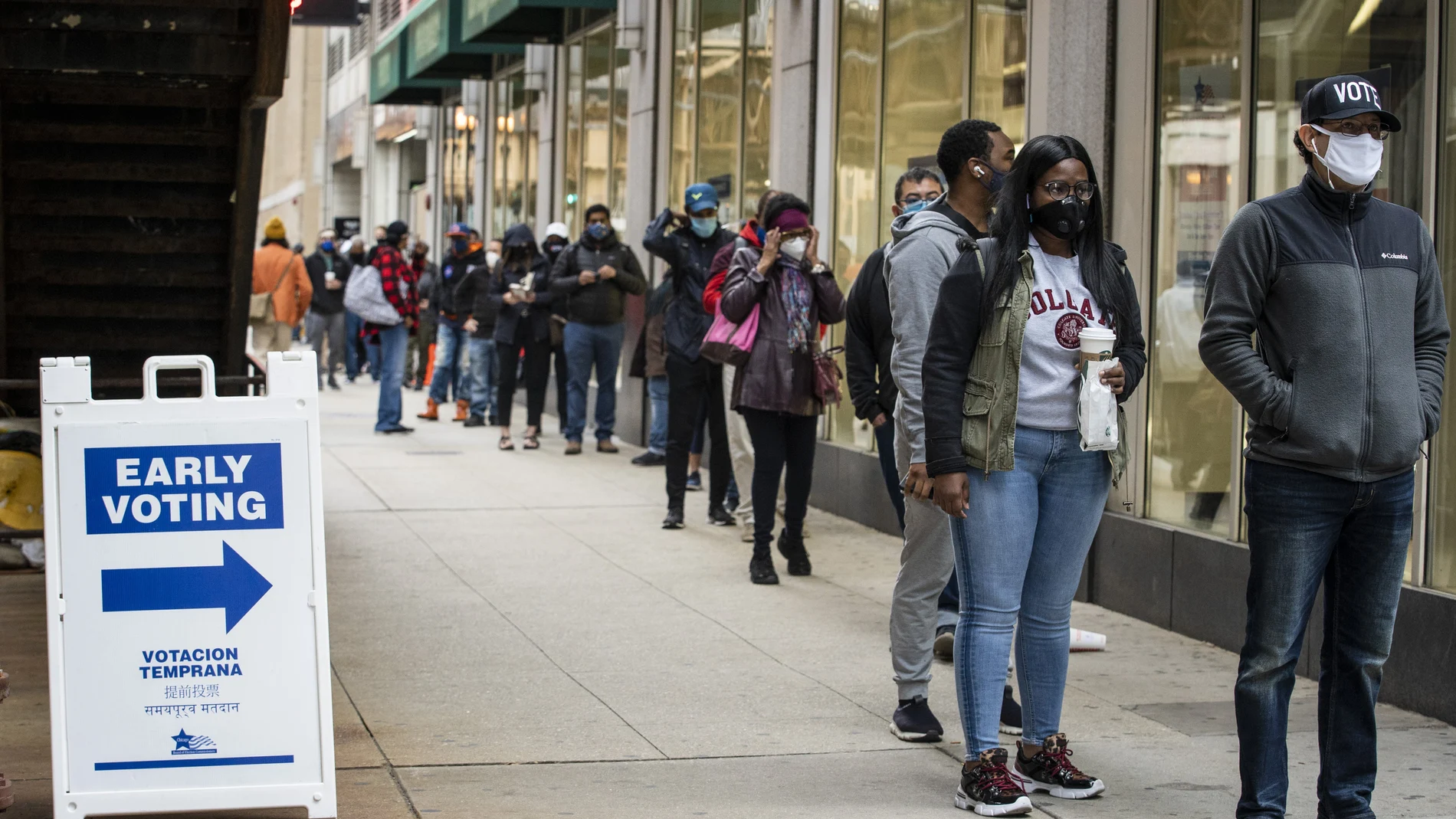 Cientos de personas hacen cola para votar anticipadamente en Chicago.