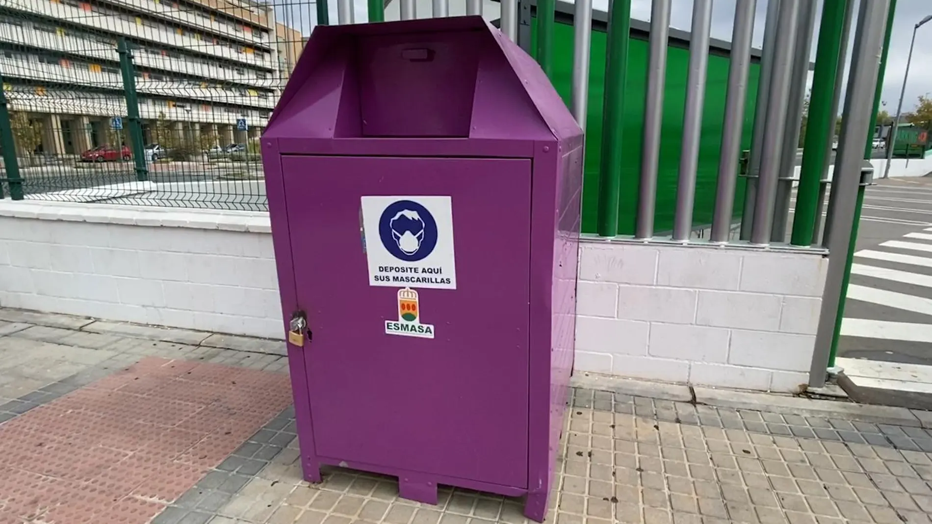 El ayuntamiento de Alcorcón instala contenedores de mascarillas