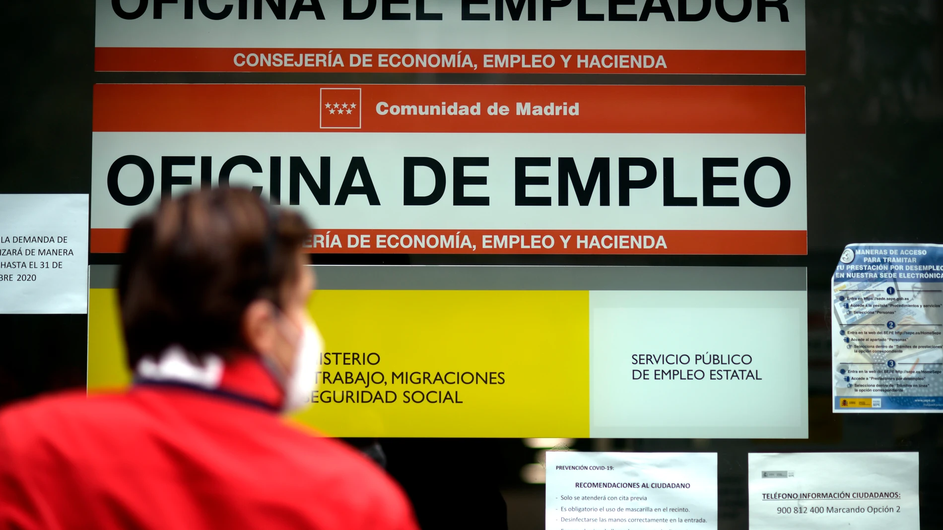 Una persona pasa al lado de una Oficina de Empleo en Madrid